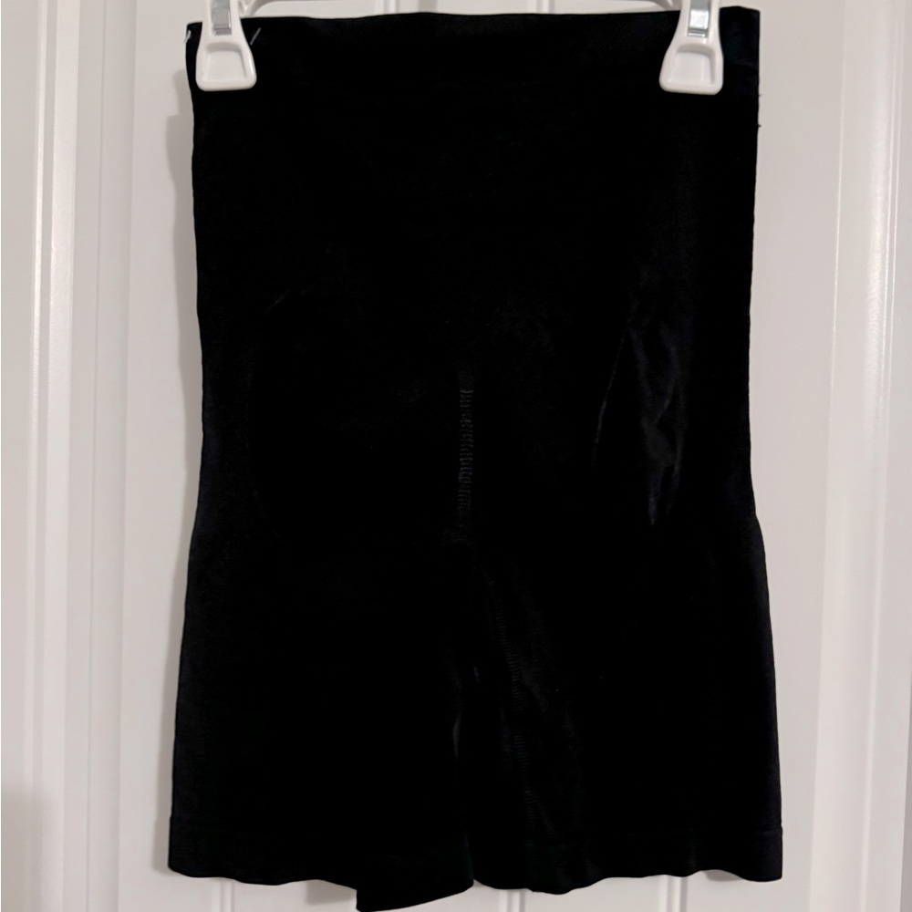 Great Maidenform size S black light control smoothing thigh slimmer shorts